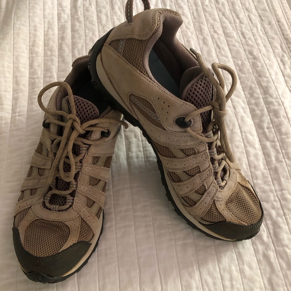 Columbia Women's Redmond Low hiking shoes Taupe Tech Lite/Omni Grip Soles Sz 10